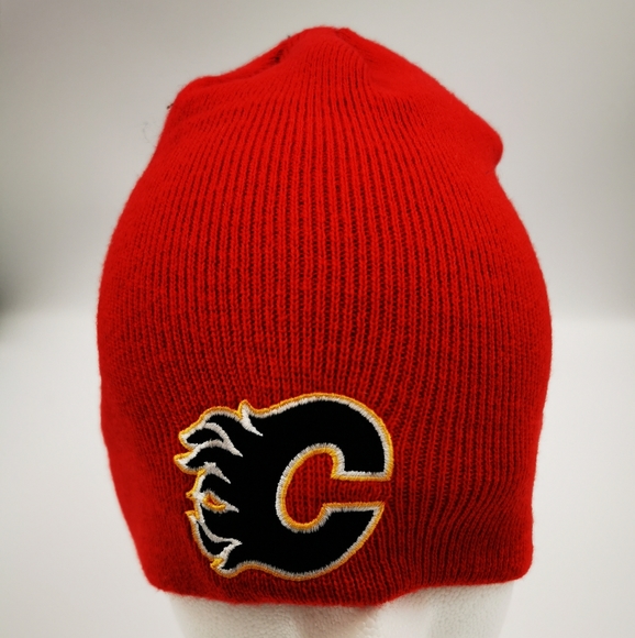 NWT Calgary Flames winter hat - Picture 1 of 3